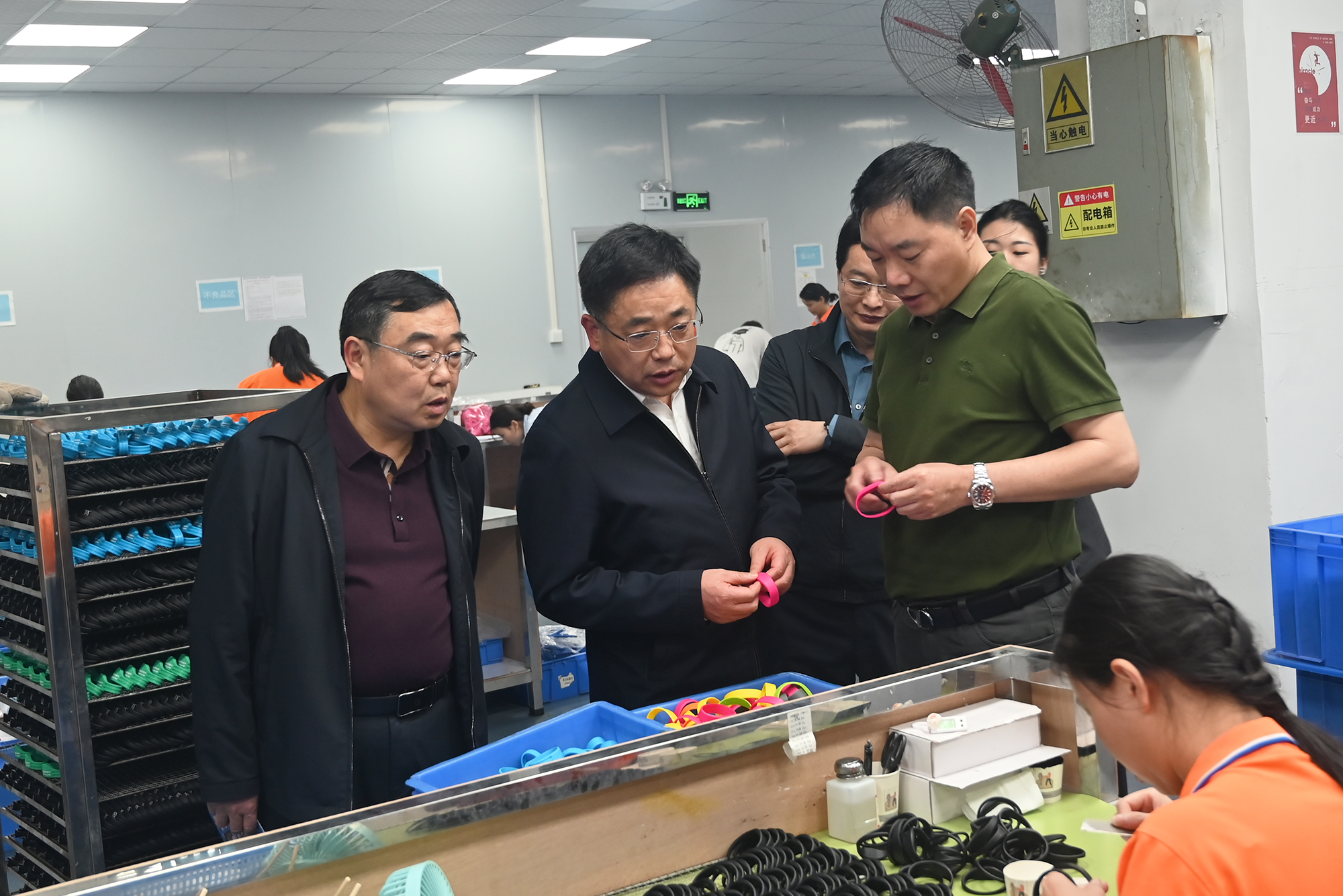 蕲春县人大常委会党组书记主任蔡寿益莅临ca88官方唯一网站集团RFID电子标签工厂调查领导